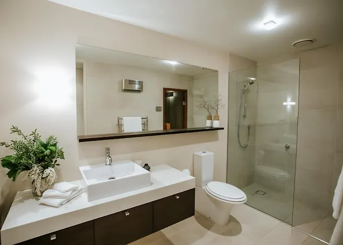 Edge - Sleeps 6 - Centrally Located - & Mountain Views Vakantiehuis Wanaka