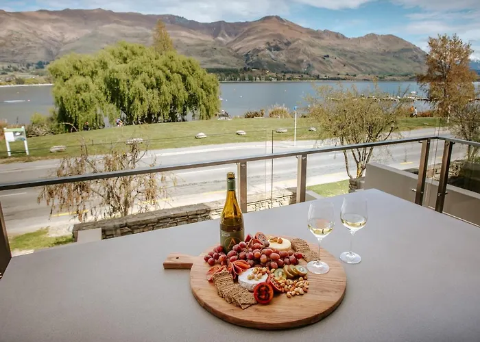 Edge - Sleeps 6 - Centrally Located - & Mountain Views